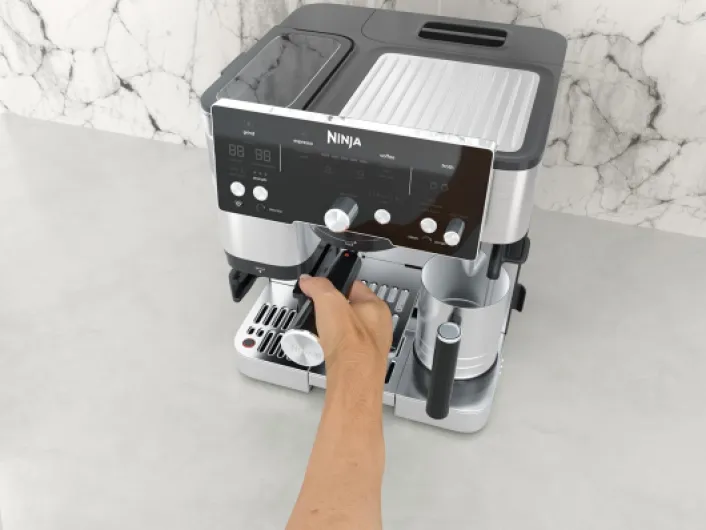 Ninja Machine à café Luxe Essential 2-en-1, Latte, Cappuccino et Espresso avec broyeur à grains et mousseur à lait intégrés, facile à utiliser, 2 préréglages mousse, argent, ES501EU Luxe Essential Argent